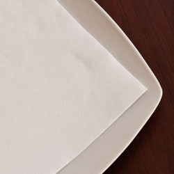 Serviette de table sur une assiette